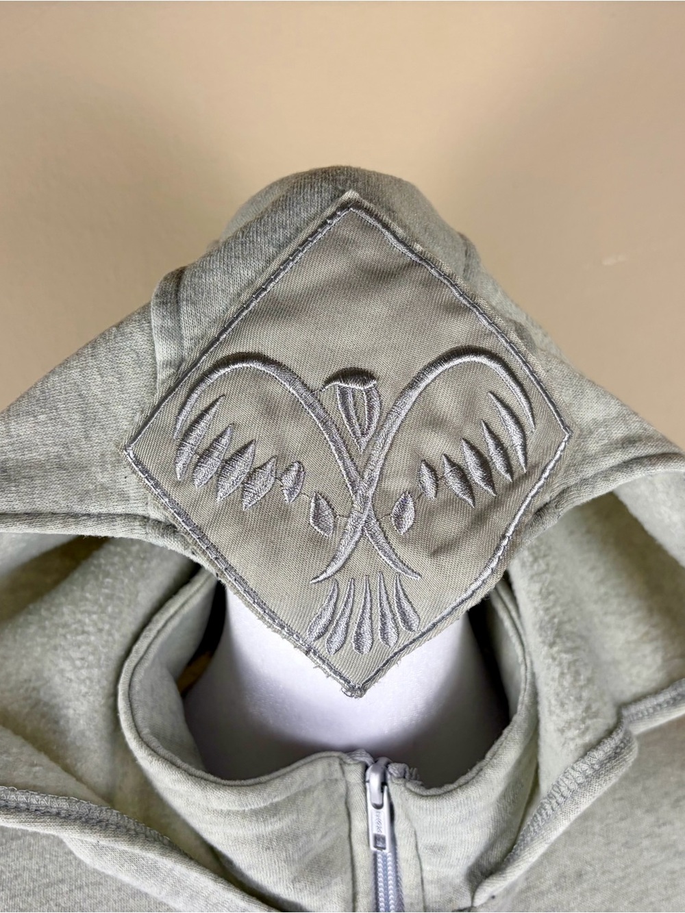 Assassin’s Creed unisex grey cosplay hoodie with embroidered details Teen 8-10 - Picture 2 of 9